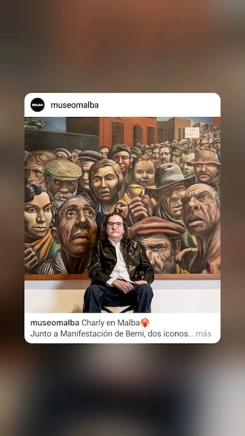 Chaly, en el Malba, posando