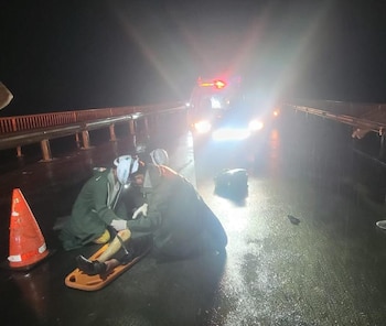 Un motociclista resultó lesionado en el kilómetro 47 ½ de la carretera troncal del Norte, en el sector del puente Colima, en Chalatenango. (Foto cortesía)