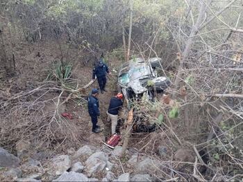Vehículo Toyota Sequoia color beige accidentado y volcado en un barranco de 50 metros en Oaxaca