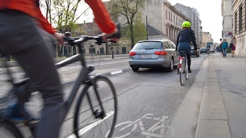 La DGT cambiará la normativa para adelantar ciclistas el 1 de octubre: hasta 200 euros de multa