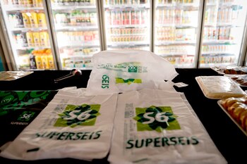 Fotografía que muestra nuevas bolsas