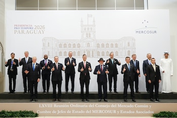 Fotografía que muestra de izquierda a derecha, en primera fila, al presidente de Chile, José Antonio Kast, junto a sus homólogos de Uruguay, Yamandú Orsi; de Paraguay, Santiago Peña; de Brasil, Luiz Inácio Lula da Silva; de Bolivia, Rodrigo Paz, y de Ecuador, Daniel Noboa, durante la LXVIII Reunión Ordinaria de Jefes de Estado del Mercosur este martes, en Luque (Paraguay) (EFE/ Juan Pablo Pino)
