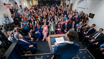 Trump dice que vetó a CNN, MS NOW y Politico de la Casa Blanca