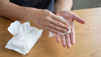 Invima alertó sobre el uso de toallas húmedas en la piel: advierte que no sirven para desinfectar heridas