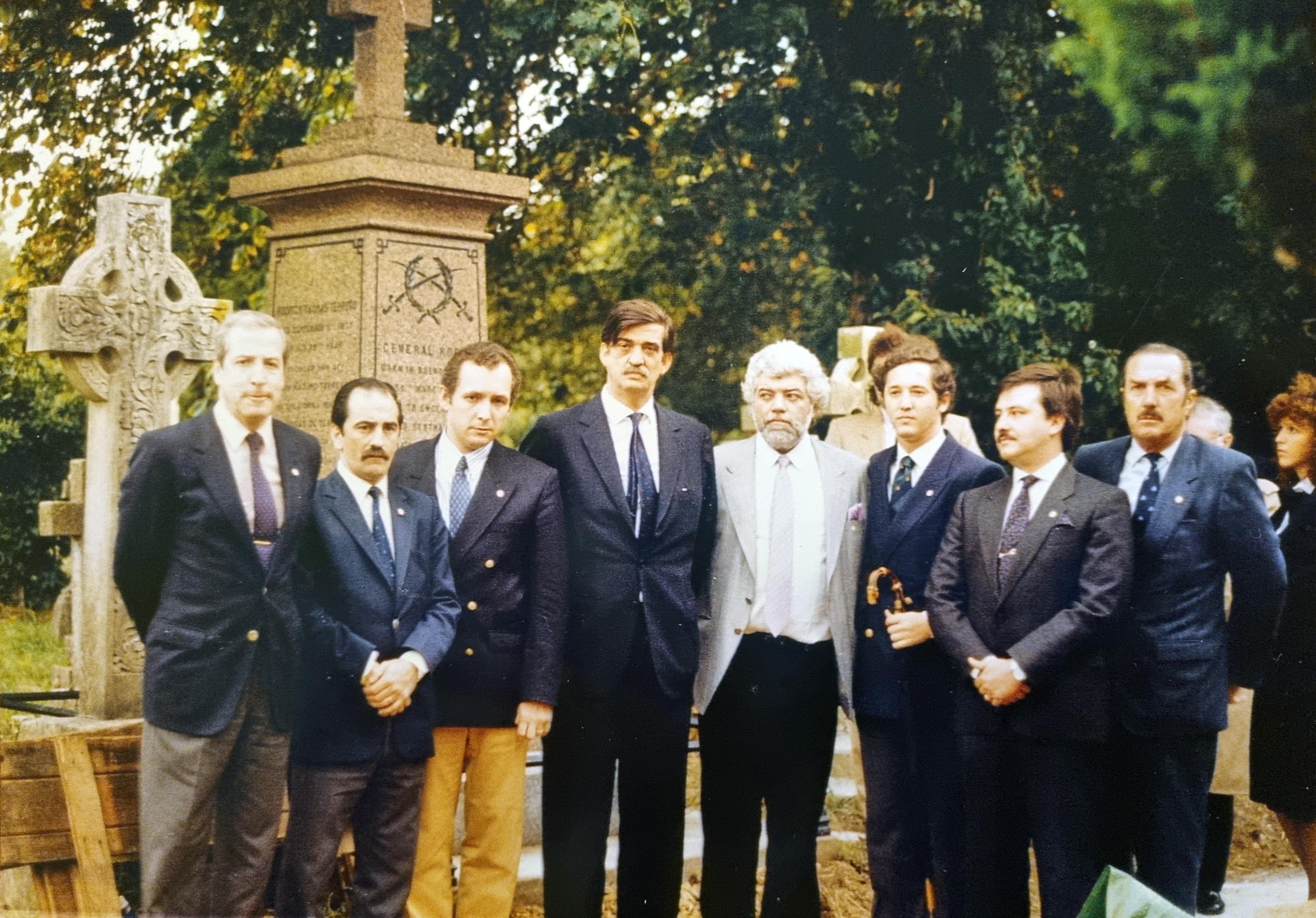 La comitiva que viajó a Southampton para repatriar los restos de Rosas, otra de las medidas que tomó Menem en pos de la reconciliación nacional (Juan Bautista Yofre)