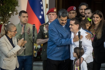 Nicolás Maduro (i), mientras recibe