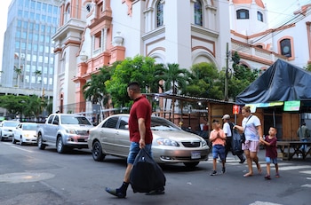 El taxi colectivo, uno de los medios más usados en la capital, sube su tarifa en medio de presión por costos operativos. EFE/José Valle