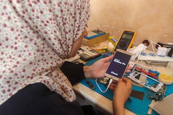 La conexión a internet comenzó a restablecerse este domingo en la Franja de Gaza tras haber sido cortada el viernes durante los intensos bombardeos israelíes contra los terroristas palestinos. (Europa Press/Hashem Zimmo)