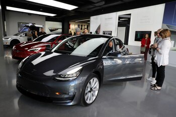Un Tesla Model 3 (REUTERS/Lucy
