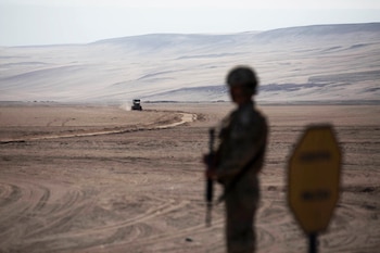 Un militar chileno vigila la