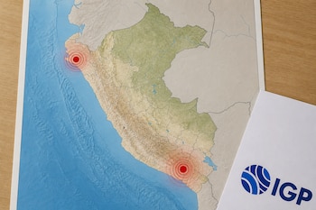 Mapa de Perú con dos círculos rojos concéntricos sobre Piura y Arequipa, junto a un papel con el logotipo del IGP en una mesa.