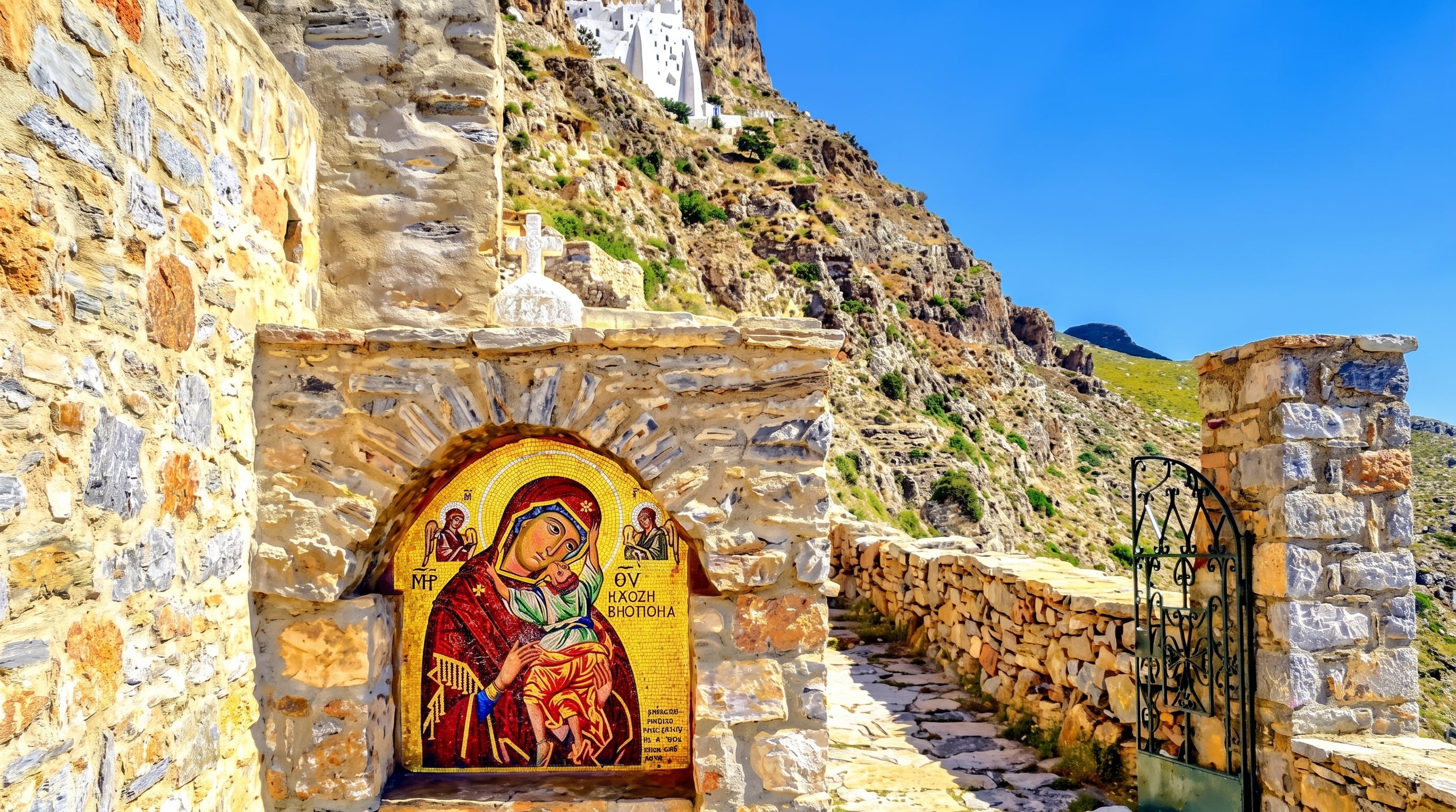 Las visitas a Hozoviotissa se organizan por turnos, exigen vestimenta adecuada y reciben a peregrinos y turistas con agua, loukoumi y, a veces, psimeni raki (Imagen Ilustrativa Infobae)