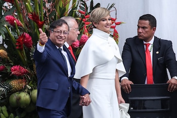 Verónica Alcocer eligió un vestido blanco de Diego Guarnizo con toques artesanales de la cultura embera katío, ensamblado por Andrés Otálora - crédito Colprensa
