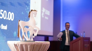 Carlos Carlín, Embajador SOS, participa por segundo año consecutivo como conductor de la Gala de Estrellas Solidarias, evento clave para la recaudación de raciones nutritivas para niños.
