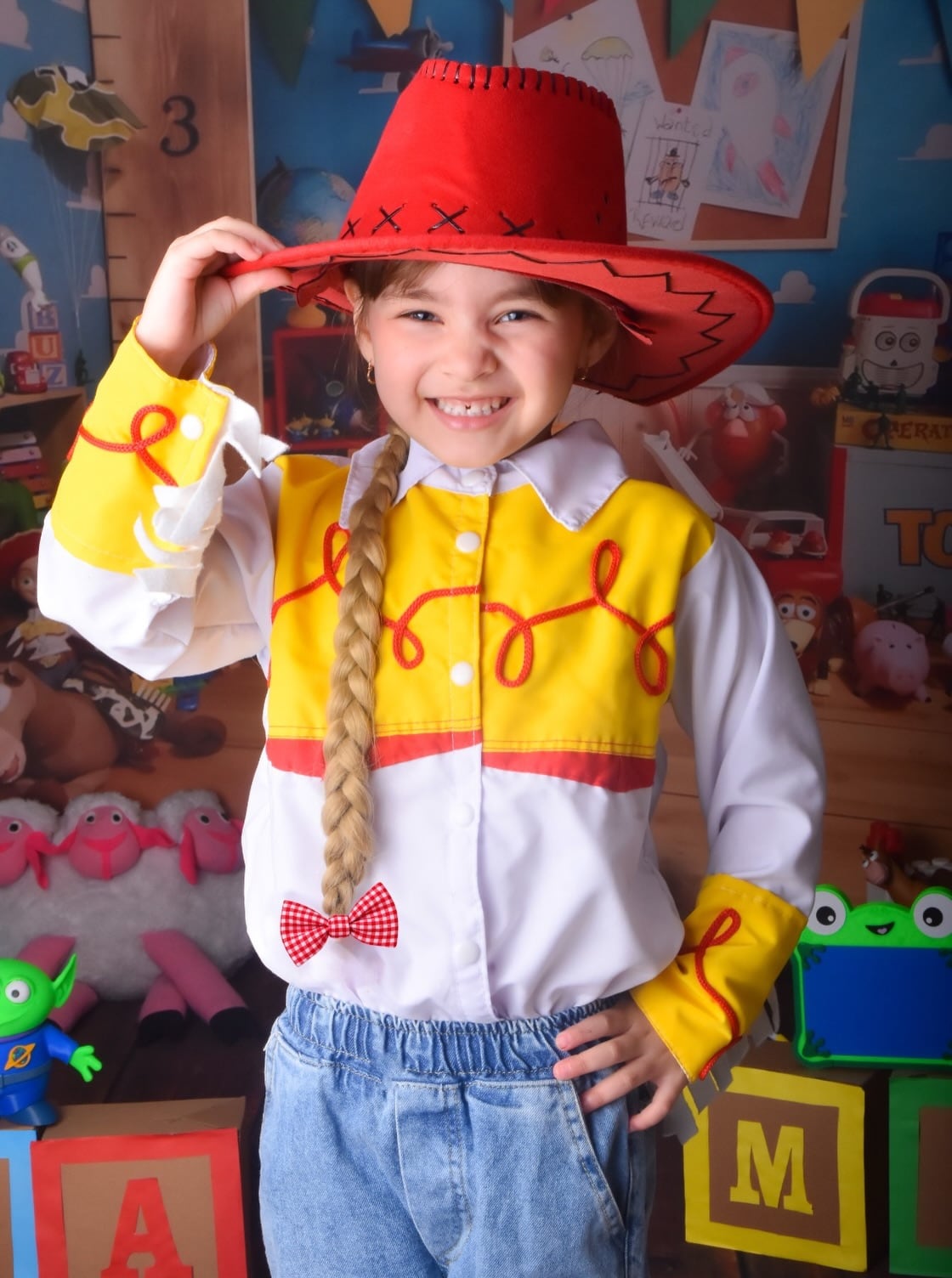 Jamaica, la hija de L-Gante y Tamara Báez, posa caracterizada como el personaje Jessie durante la celebración de su cumpleaños