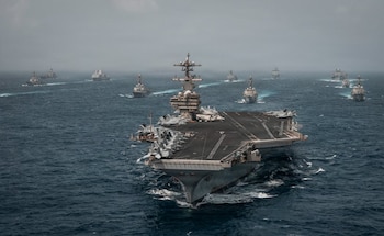 Fotografía difundida por el Comando Central del Ejército de Estados Unidos (Centcom) de buques de guerra de la Armada estadounidense desplegados en Medio Oriente (EFE/ARCHIVO)