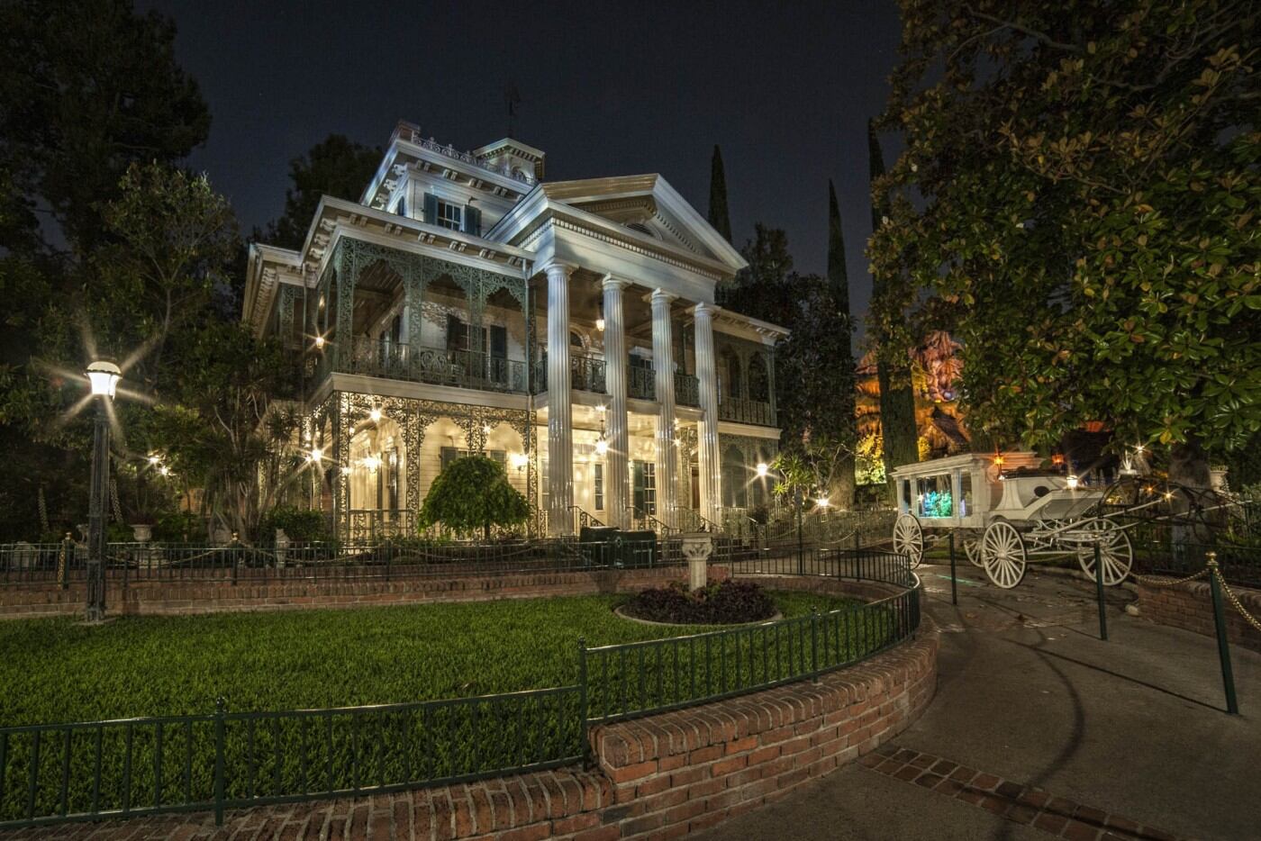 La Mansión Embrujada de Disney se remodela todos los años para la temporada de Halloween y Navidad. (Bair10/Wikimedia)