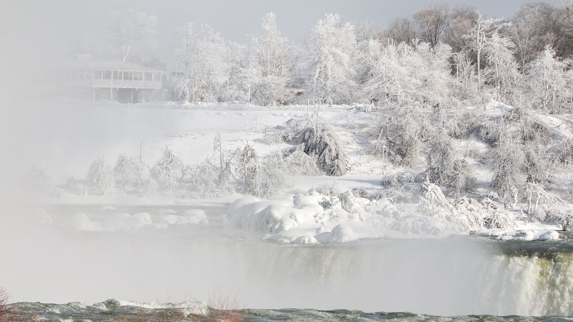 Turistas desafiaron el frío extremo y acudieron a Niagara Falls para fotografiar las cataratas congeladas, pese a las advertencias sobre áreas resbaladizas y peligrosas EFE/ Julio Cesar Rivas