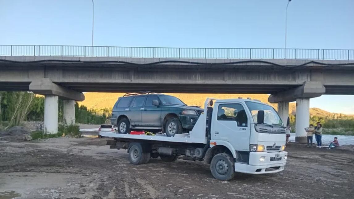 Ante la imposibilidad de retirar la camioneta por sus propios medios, se solicitó la colaboración de los Bomberos Voluntarios de Chos Malal (Foto: Policía de Neuquén)