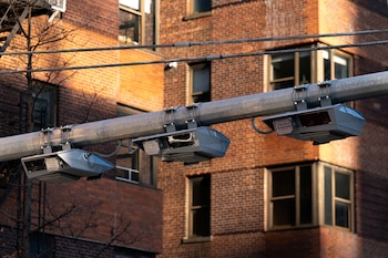 Los escapes modificados generan no solo exceso de ruido, sino también contaminación atmosférica, agravando los riesgos ambientales y sanitarios urbanos (REUTERS/Adam Gray)