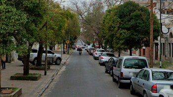 Balearon al chofer de una aplicación para robarle la moto en La Plata