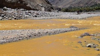 Coloración amarilla en el río