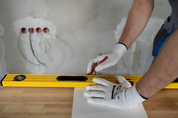 Un albañil trabaja en la