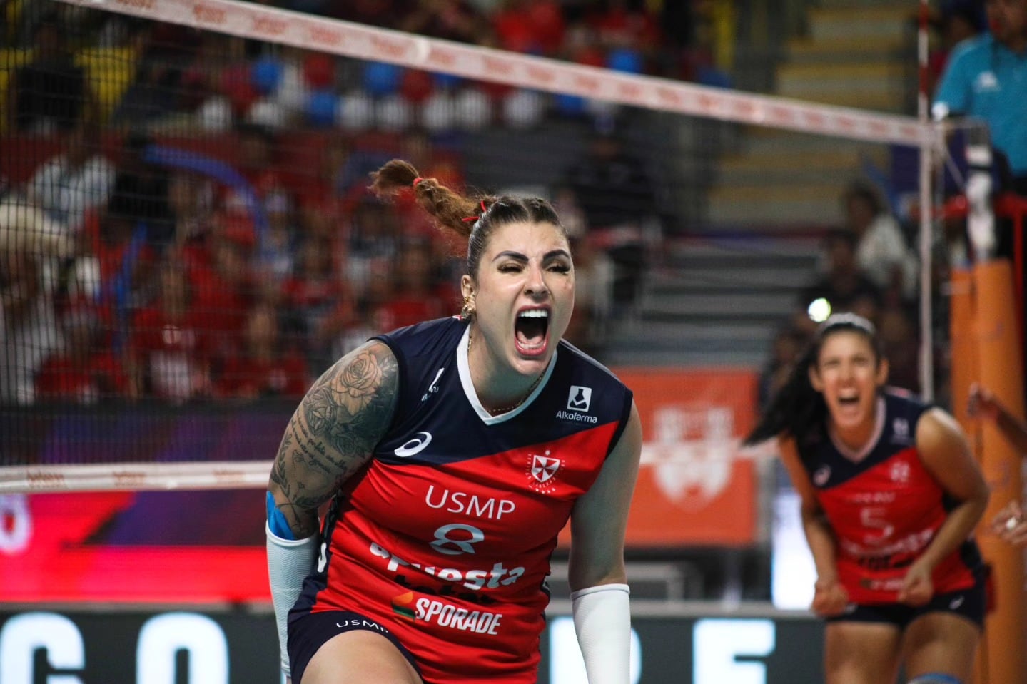 Fernanda Tomé celebra con euforia su triunfo sobre Universitario, asegurando el pase a la final de la Liga Peruana de Vóley. (Liga Peruana de Vóley)