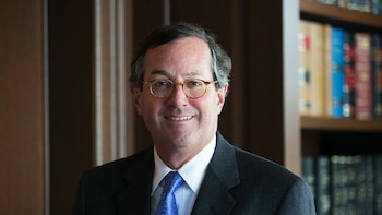 Trump eligió al banquero Warren