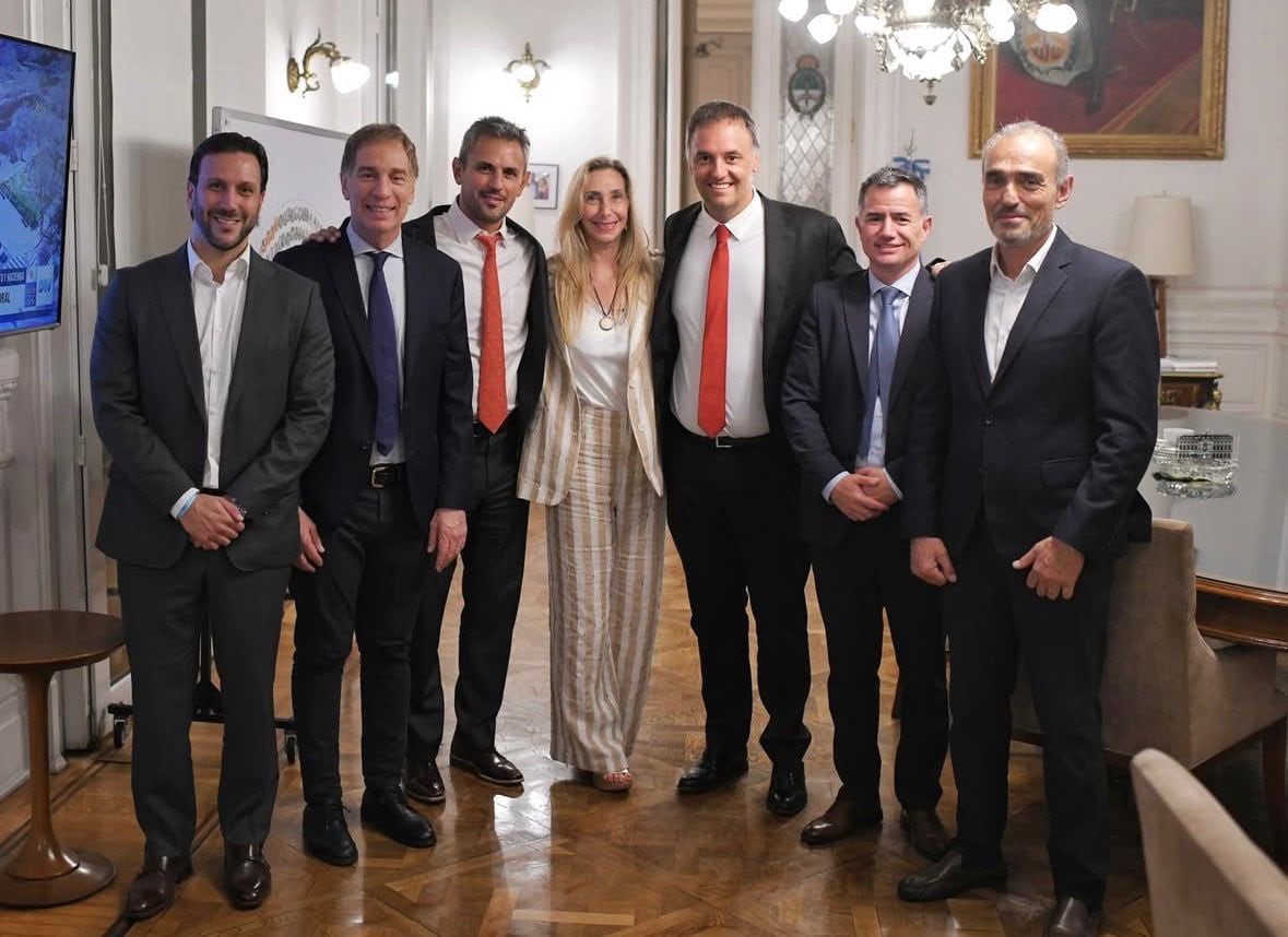 Ignacio Devitt, Diego Santilli, Martín Menem, Karina Milei, Manuel Adorni, Gabriel Bornoroni y Eduardo Lule Menem