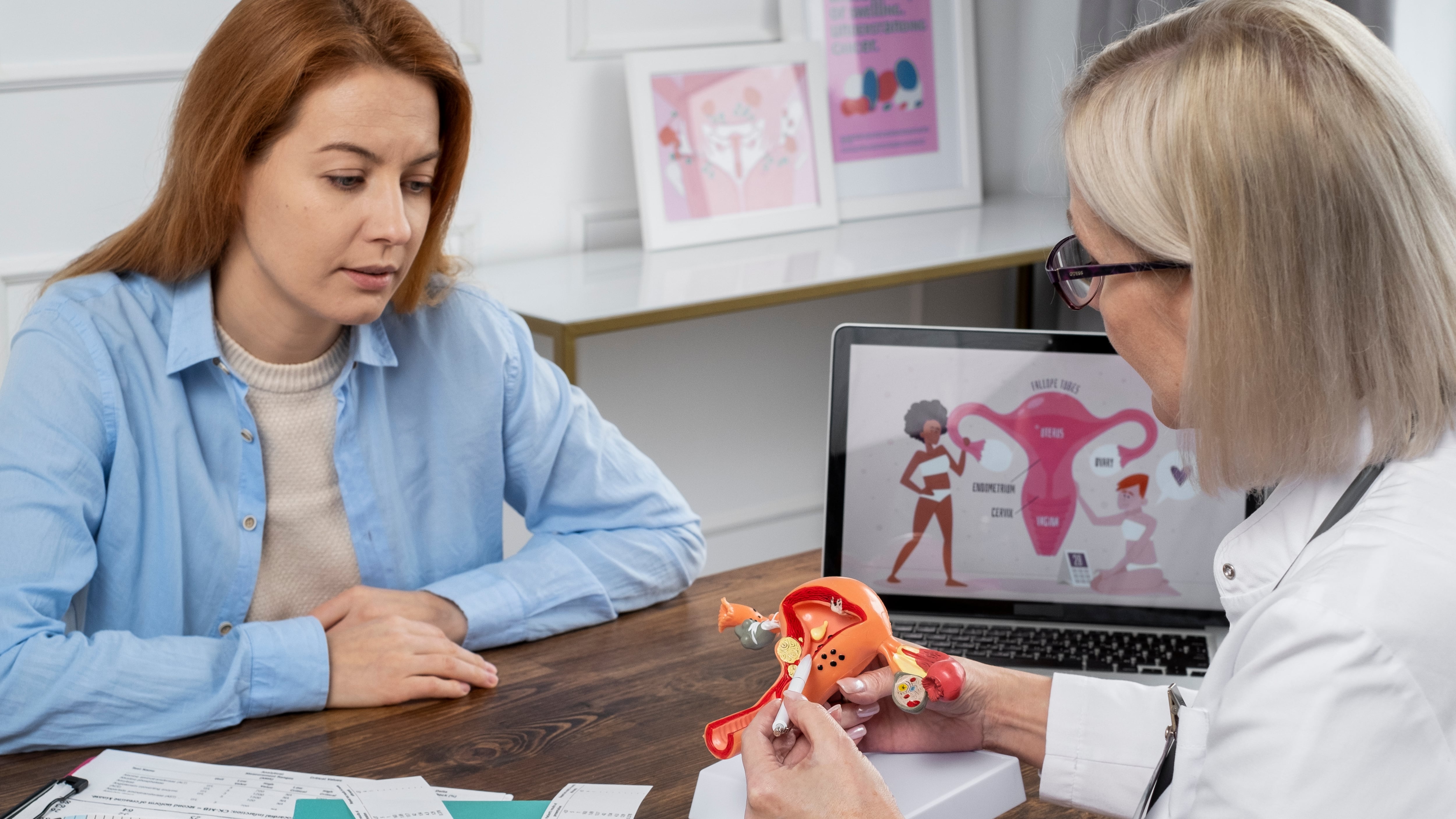 La consulta médica y la información confiable permiten acceder a tratamientos personalizados, como la terapia hormonal y otras alternativas, para mejorar el bienestar en la menopausia (Freepik)