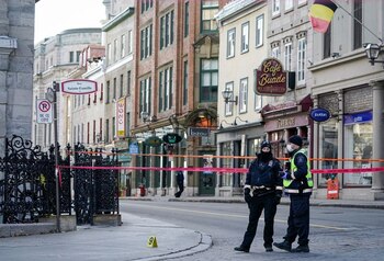 Agentes de policía vigilan la zona donde fueron apuñaladas varias personas en Quebec, Canadá, el 1 de noviembre de 2020. REUTERS/Mathieu Belanger