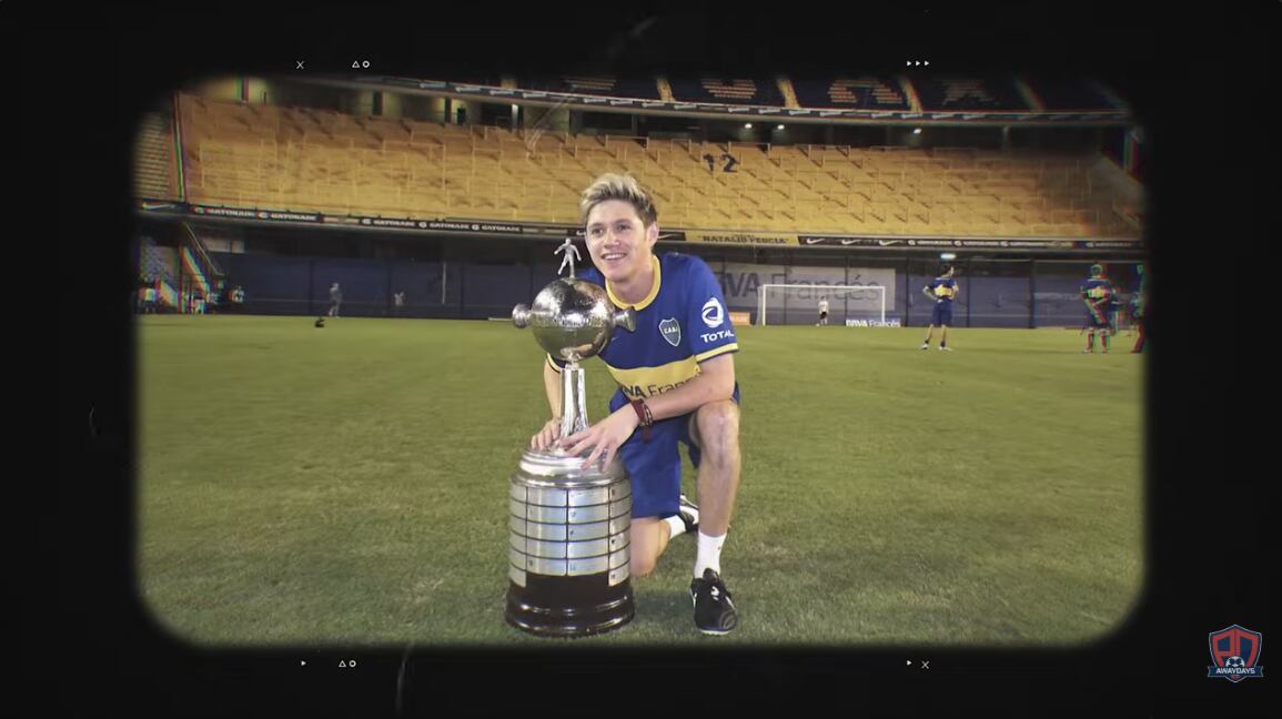 El exmiembro de One Direction, cuando estuvo en la cancha posó con la Copa Libertadores en el campo de juego