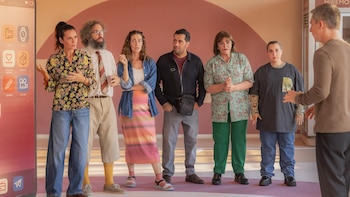 Carlos busca ayuda en una