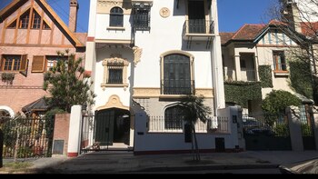 En la fachada se observan