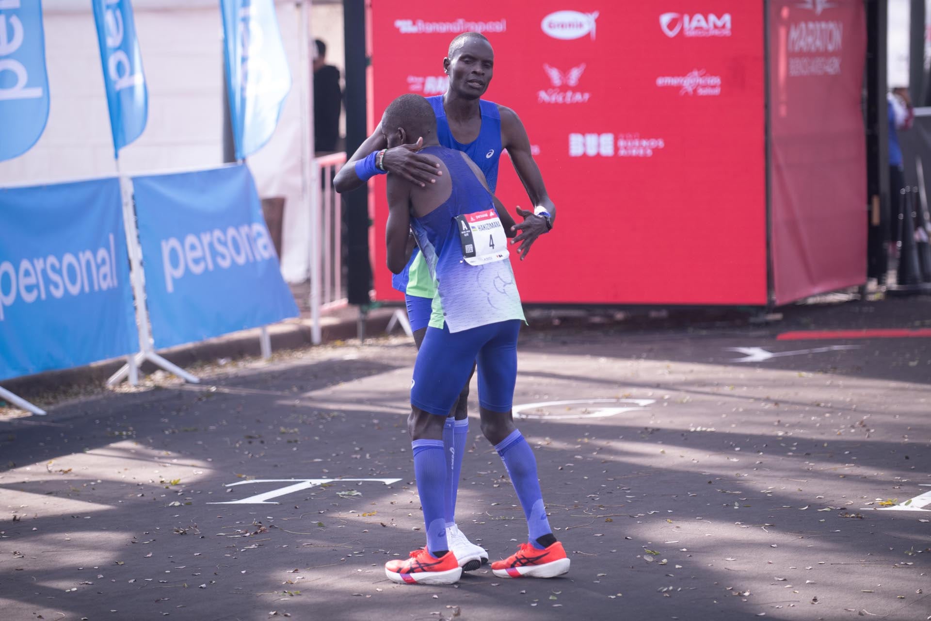 Bethwel Kibet Chumba y John Hakizimana compartieron un abrazo tras definir los dos primeros lugares de la Maratón de Buenos Aires