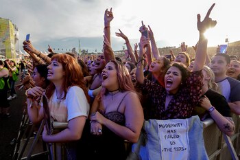 Aficionados asisten a la presentación