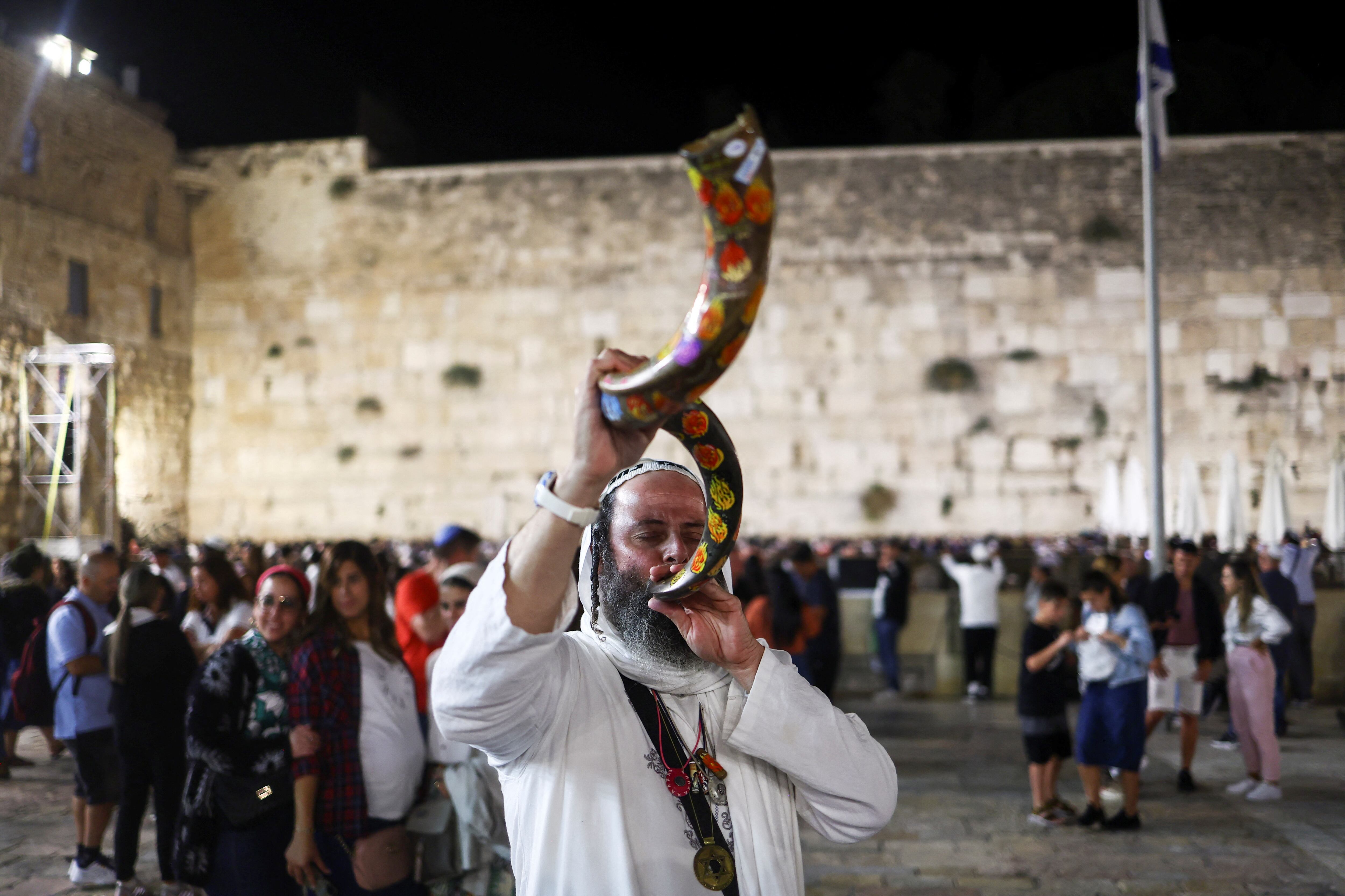 El toque del Shofar es el principal mandato de Rosh Hashaná (foto: REUTERS/Ronen Zvulun)