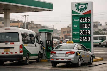 Un taxi plateado y una van blanca repostan en una gasolinera de Lima, Perú, mostrando un tótem alto con precios de combustible como diésel 23.85 y gasolina 20.39.