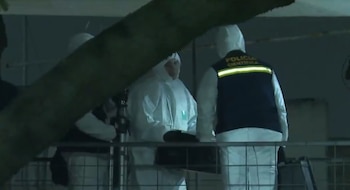 Policía científica en la vivienda en la que asesinaron a una mujer de 81 años (Captura Telemundo/Canal 12)
