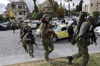 La Brigada Khaled, que forma parte de Hay'at Tahrir al-Sham (HTS), realizó un desfile militar en Damasco, Siria, este 27 de diciembre de 2024 (REUTERS/Khalil Ashawi)