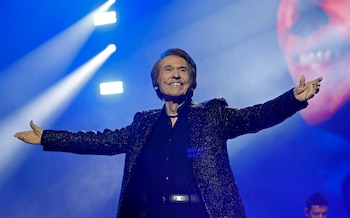 El cantante español Raphael se