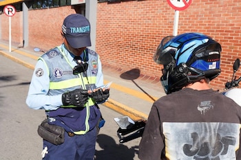 El funcionario recibió golpes que le causaron una herida en el rostro y fue amenazado con un cuchillo - crédito Secretaría de Movilidad de Ibagué / Facebook