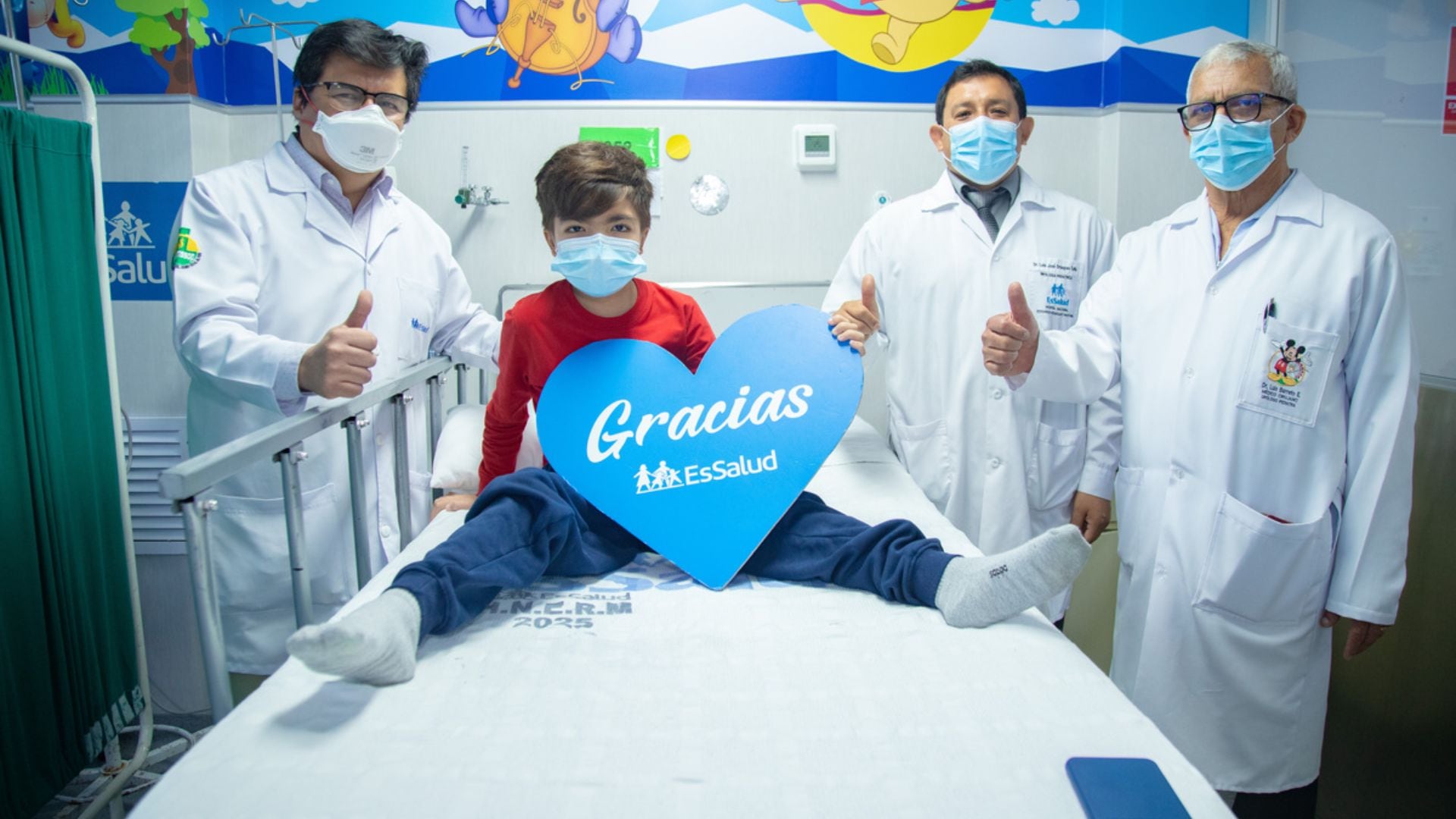 Especialistas de EsSalud salvan riñón de niño que fue donado por su madre tras una recaída de alto riesgo.