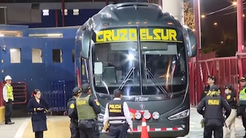 Atacan a balazos bus de Cruz del Sur en plena ruta hacia el sur y pasajeros regresan al terminal