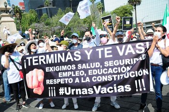 CIUDAD DE MÉXICO, 03ABRIL2022.- Esta mañana se llevó a cabo una manifestación en las inmediaciones del Ángel de la Independencia protestando en contra de la Revocación de Mandato que se llevará a cabo el próximo 10 de abril, organizada por distintas organizaciones civiles, pedían la permanencia de Andrés Manuel López Obrador, presidente de México, y que al término de su mandato se vaya. Adrián LeBaron, Jesús Ortega y Enrique de la Madrid encabezaron el movimiento que terminó su recorrido en el Monumento a la Revolución. FOTO: DANIEL AUGUSTO /CUARTOSCURO