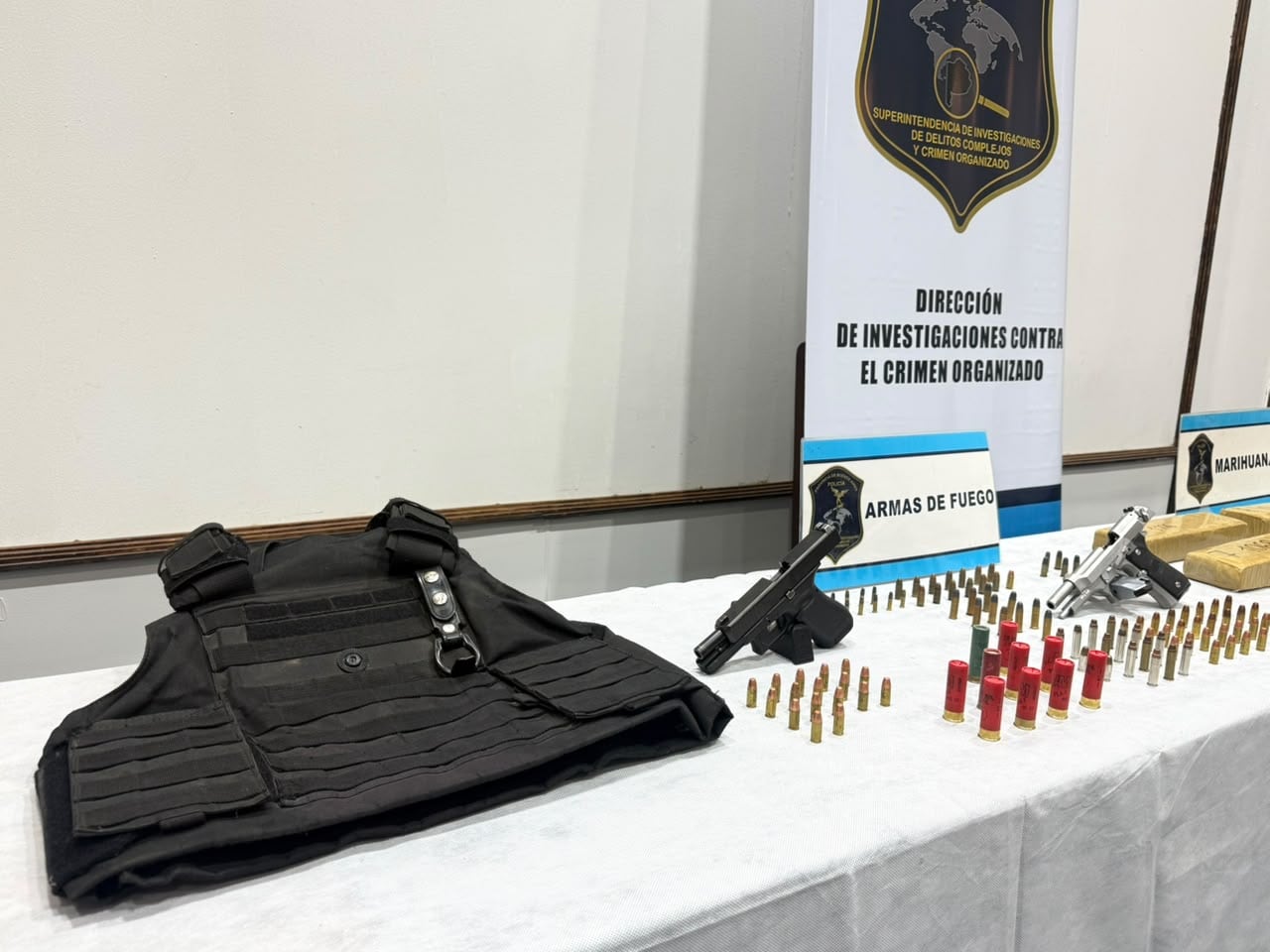 La Dirección de Investigaciones contra el Crimen Organizado presentó las armas de fuego, municiones, un chaleco balístico y paquetes de estupefacientes incautados