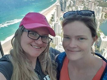 Las jóvenes viven en Auckland,