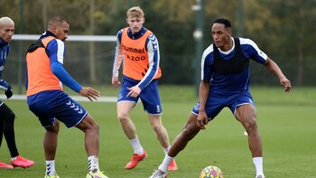 Йеррі Міна, серед п'яти гравців