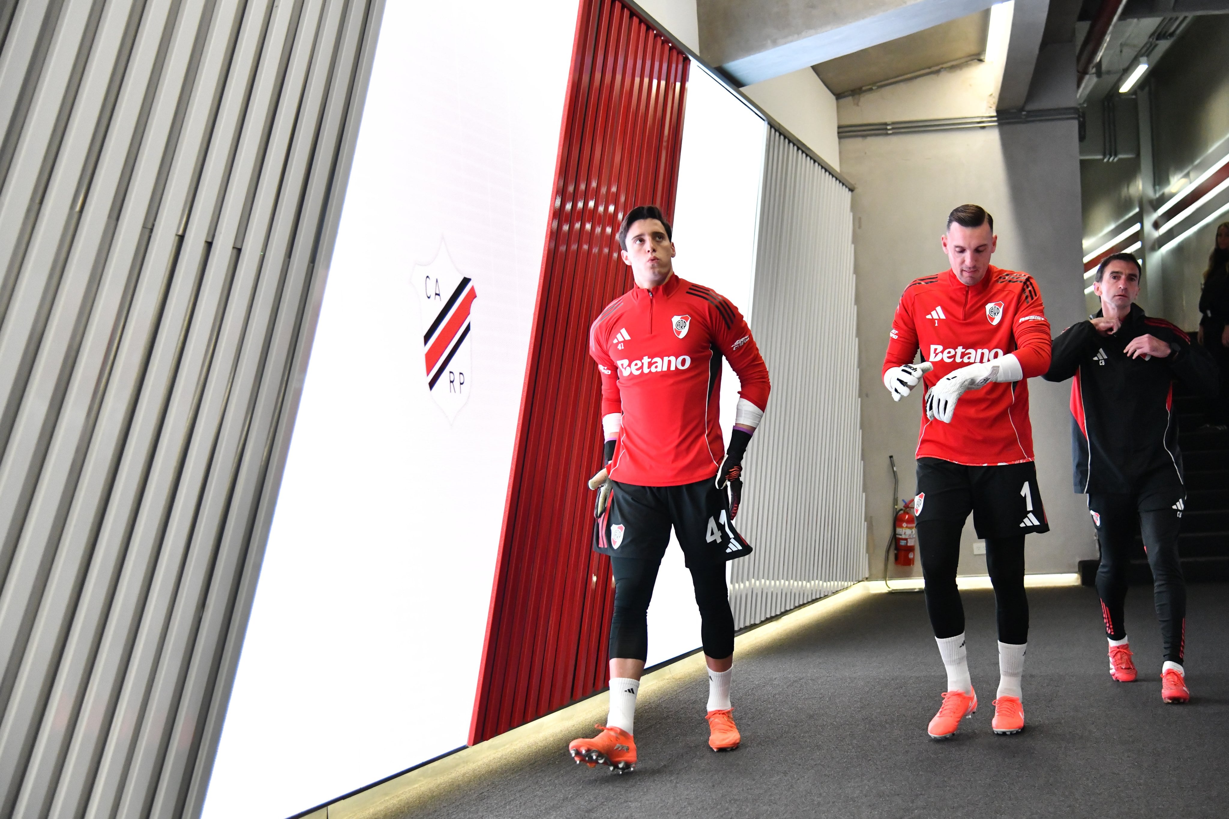 Santiago Beltrán y Franco Armani salen a hacer la entrada en calor en un partido ante Rosario Central-crédito @RiverPlate/X